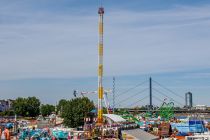 85 Meter ist das Fahrgeschäft Hangover The Tower des Schaustellers Schneider aus München hoch. Und nahezu so tief geht es dann auch ungebremst nach unten.  • © ummeteck.de - Christian Schön