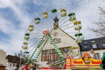 Riesenrad Around the World (Langhoff-Hans) - Attendorn 2023 - Endlich mal mit etwas blau im Hintergrund. :-) Hier steht das Riesenrad auf dem Frühlingsmarkt 2023 in Attendorn vor dem Rathaus. • © ummet-eck.de - Silke Schön