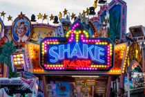 Shake & Roll (Schäfer) - Kirmes Fahrgeschäft - Könnte fast von Huss sein, ist es aber nicht. Das Fahrgeschäft, das schon ein paar Anleihen vom Break Dance genommen hat, stammt vom niederländischen Hersteller Mondial. • © ummeteck.de - Christian Schön