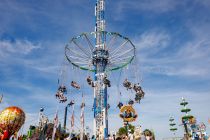 Bayern Tower (Kaiser) - Kettenflieger auf der Kirmes - Mit 90 Metern Gesamthöhe überragt der Bayerntower die anderen hohen Kettenflieger wie zum Beispiel den Jules Verne Tower oder den Aeronaut noch einmal um satte 10 Meter.  • © ummeteck.de - Christian Schön