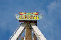 Infinity (Hoefnagels/Denies) - Fahrgeschäft auf der Kirmes - Das Fahrgeschäft Infinity erreicht eine Höhe von maximal 65 Metern und ist damit nach eigenen Angaben das höchste mobile Loopingkarussell der Welt.  • © ummeteck.de - Christian Schön