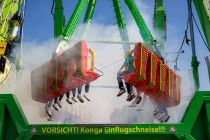 Konga (Küchenmeister) - Riesenschaukel auf der Kirmes - Eingenebelt im Konga. • © ummeteck.de - Christian Schön