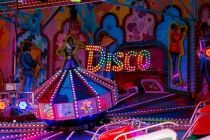 Auf der Steinert-Kirmes 2023 in Lüdenscheid haben wir den Musikexpress erstmal mit dem Disco-Schrift gesehen. • © ummet-eck.de - Schön