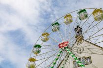 Riesenrad Around the World (Langhoff-Hans) - Attendorn 2023 - Das Riesenrad von dem Attendorner Rathaus im April 2023. • © ummet-eck.de - Silke Schön