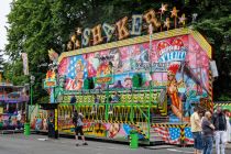 Shaker (Jerome Fick) - Fahrgeschäft - Bilder - 20 Personen sitzen nebeneinander und werden mit viel Tamtam und Musik hin und her gewirbelt.  • © ummeteck.de - Christian Schön