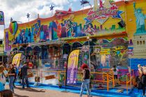 Crystals City (Oberschelp) - Laufgeschäft Kirmes - Während die meisten Attraktionen dieser Gattung ja recht zugeknöpft sind, ist der Glas-Irrgarten Crystals City auch von außen einsehbar und sorgt so auch bei Außenstehenden durchaus für Erheiterung.  • © ummeteck.de - Christian Schön