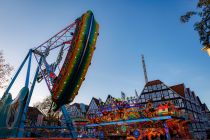 Nessy (Markmann) - Riesenschaukel auf der Kirmes - Auch bei Nessy handelt es sich um ein Familien-Fahrgeschäft für Generationen. Bereits 1978 gebaut, feiert das Fahrgeschäft beinahe schon den 50ten Geburtstag. • © ummeteck.de - Christian Schön