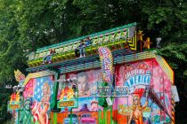 Shaker (Jerome Fick) - Fahrgeschäft auf der Kirmes - Der Shaker ist ein Kirmes-Fahrgeschäft im "Scheibenwischer"-Stil des Schaustellers Jerome Fick aus Nienburg.  • © ummeteck.de - Christian Schön