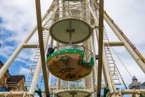 Über insgesamt 26 Gondeln verfügt das Riesenrad und es ist ein Rad der 38 Meter Klasse. Damit hat man auf jeder Kirmes eine super Aussicht.  • © ummeteck.de - Christian Schön