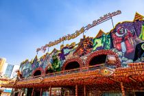 Die große Geisterbahn (Schütze) - Fahrgeschäft auf der Kirmes - 30 Meter misst die Front, 15 Meter die Tiefe und 13 Meter die Höhe des Fahrgeschäfts. • © ummeteck.de - Christian Schön