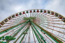 Bilder Riesenrad Jupiter - Es ist insgesamt 50 Meter hoch. Die 36 Gondeln können sowohl geschlossen als auch offen gefahren werden. Hier auf dem Herbstsend 2022 in Münster. • © ummeteck.de - Christian Schön