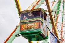 Riesenrad Jupiter (Barth & Kipp) - Acht Personen passen in eine Gondel, von der es auch Exemplare für Personen gibt, welche auf den Rollstuhl angewiesen sind.  • © ummeteck.de - Christian Schön