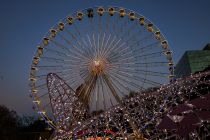 Besonders hübsch ist das Riesenrad am Abend, wenn die 98.000 LED-Birnen in bunten Farben erstrahlen. • © ummeteck.de - Christian Schön