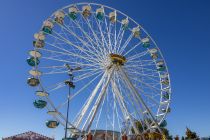 [:101143::Caesars Wheel:] heißt das Riesenrad auf dem Karpfhamer Fest 2023. • © kirmesecke.de - Christian Schön