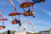 Heiner Herbstvergnügen 2023 - Darmstadt - Bilder - Das Riesenrad im Hintergrund, im Vordergrund der Taifun. • © kirmesecke.de - Christian Schön