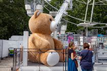 Volksfest Freising 2023 - Bilder - ... mit kleinem Bärchen. • © kirmesecke.de - Christian Schön