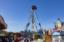 Nicht nur die Kirmes ist ein Anziehungspunkt auf dem Gillamoos, zum Programm gehören auch ein Handwerkermarkt, ein Holzsägewettbewerb, der Gillamoos Auszug, ein Warenmarkt, eine Gewerbeausstellung und natürlich die Dirndlköniginnen-Wahl nicht zu vergessen.  • © kirmesecke.de - Christian Schön