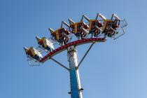 Die Riesenschaukel des Herstellers Fabbri macht einen Überschlag - sogar teilweise sehr langsam und lässt Dich dadurch ganz schön ins Schwitzen kommen.  • © ummet-eck.de / kirmesecke.de