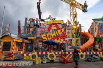 Der Krumm & Schief Bau ist ein Laufgeschäft der Schaustellerfamilie Hartmann aus Iserlohn. • © ummeteck.de - Schön