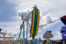 Nessy (Markmann) - Riesenschaukel auf der Kirmes - Hoch hinaus auf dem Kölner Frühlingsvolksfest 2023. • © ummet-eck.de - Schön