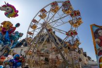 Dieses hübsche und nostalgisch wirkende "goldene" Riesenrad gehört zum Schaustellerbetrieb Böhme aus Nürnberg.  • © kirmesecke.de