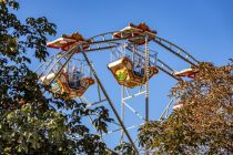 Riesenrad (Böhme) - Bilder 2023 - Aus den detailreich verzierten Gondeln mit Motiven von Sehenswürdigkeiten aus Karlsruhe und Nürnberg hast Du aus etwa 15 Metern Höhe eine schöne Aussicht.  • © kirmesecke.de