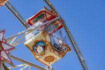 Riesenrad (Böhme) - Bilder 2023 - Je vier Personen passen in eine der 10 Gondeln des Rades, welches in Tschechien gebaut wurde.  • © kirmesecke.de