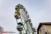 Riesenrad (Langhoff-Hans) auf dem Gertrüdchen 2023 - Eine Gondel bietet Platz für bis zu vier Personen. Kinder unter 12 Jahren dürfen nur in Begleitung eines Erwachsenen mitfahren. • © ummeteck.de - Schön