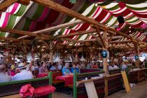 Die Weideneder Hütte ist ein Festzelt, welches Du seit 2022 jährlich auf dem Karpfhamer Fest in Bad Griesbach findest.  • © kirmesecke.de - Christian Schön