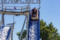 Wildwasser (Bergmann-Dölle) - Wildwasserbahn - Volksfest - Bilder 2023 - Erst geht es natürlich hinauf... • © ummet-eck.de / kirmesecke.de