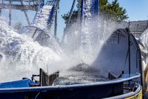 Wildwasser (Bergmann-Dölle) - Wildwasserbahn - Volksfest - Bilder 2023 - ... um dann den großen Splash nach der Abfahrt zu erleben. Könnte nass werden! • © ummet-eck.de / kirmesecke.de