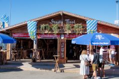 Das Stadl Tirol auf dem Traditionsvolksfest 2023 in Mühldorf. • © kirmesecke.de - Christian Schön