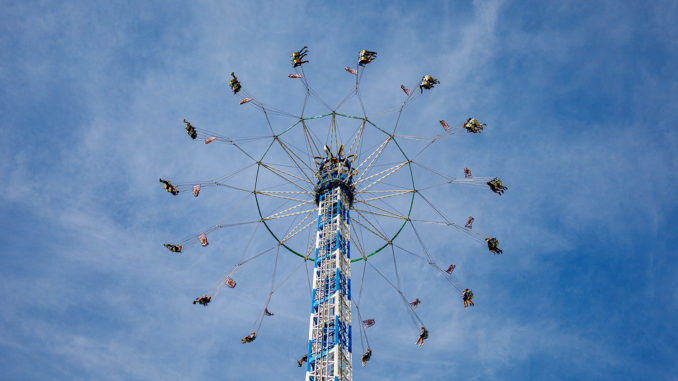 Der Bayern Tower verspricht eine grandiose Ausicht auf den Festplatz des Backfischfestes. // Foto: kirmesecke.de