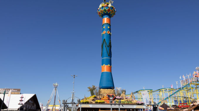 Für 2024 ist die Fruchtsäule nun auch wieder aufgestellt. Hier ein Bild vom Volksfest aus dem letzten Jahr.