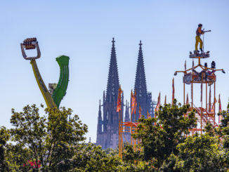 Bild der Herbstdult 2023. Im Hintergrund der Dom St. Peter in Regensburg. // Foto: kirmesecke.de