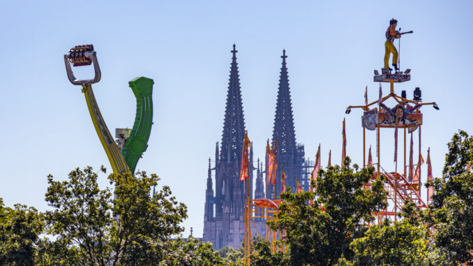 Bild der Herbstdult 2023. Im Hintergrund der Dom St. Peter in Regensburg. // Foto: kirmesecke.de